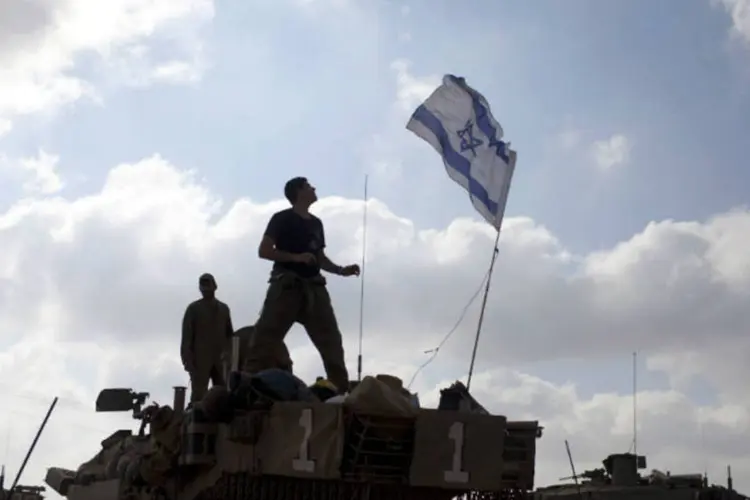 
	Soldados israelenses em tanque de combate na Faixa de Gaza
 (Lior Mizrahi/Getty Images)