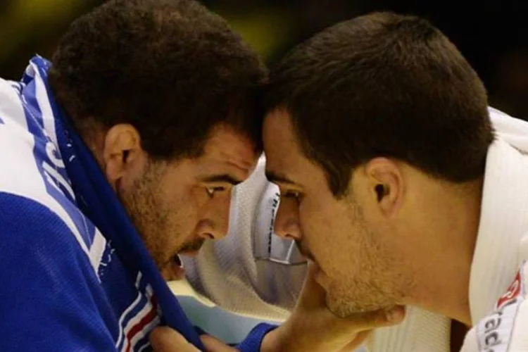 David Moura (de branco) e Jean-Sebastien Bonvoisin da França durante o Judo Grand Slam, em Tóquio  (Getty Images)