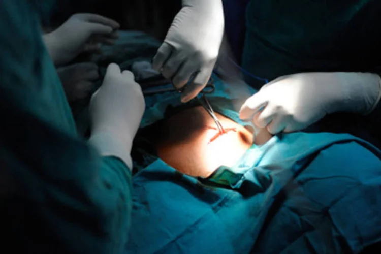
	M&eacute;dicos realizando cirurgia: segundo a pol&iacute;cia, 11 v&iacute;timas, sendo oito pacientes e tr&ecirc;s funcion&aacute;rios, registraram o roubo
 (Getty Images)