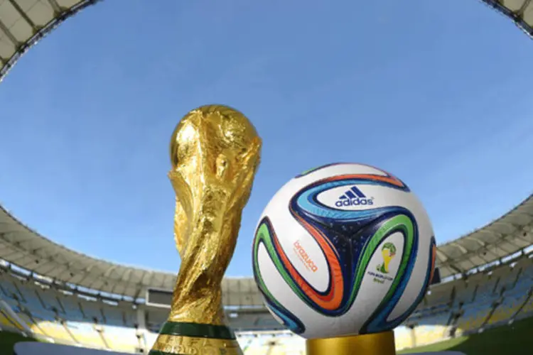 A bola Brazuca, da Adidas, e a Taça da Copa do Mundo no Maracanã, no Rio de Janeiro (Alexandre Loureiro/Getty Images for adidas)