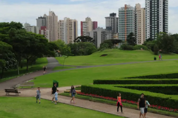 Qualidade de vida: pessoas caminham em parque de Curitiba, no Paraná (Shaun Botterill/Getty Images)