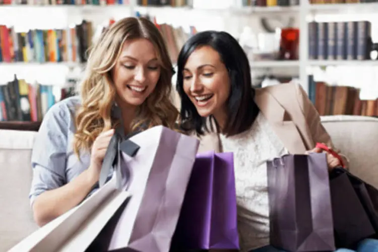 Consumo, mulheres com sacolas de compras (Getty Images)