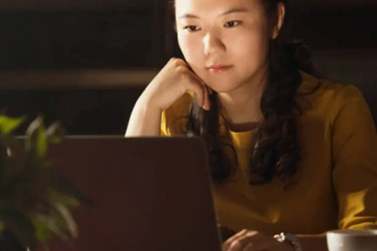 Mulher chinesa usa computador (Fancy Yan/Getty Images)