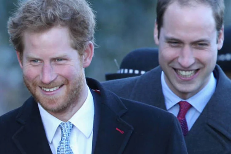 Príncipe Harry ao lado de seu irmão, o Príncipe William, após celebração de uma missa de natal em Sandringham, na Inglaterra (Chris Jackson/Getty Images)