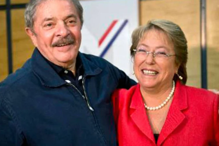 
	Lula e Michelle Bachelet durante encontro em Santiago: &quot;n&atilde;o poderia vir ao Chile sem deixar de me encontrar com a querida amiga Michelle Bachelet&quot;, disse Lula&nbsp;
 (MARTIN BERNETTI/AFP)