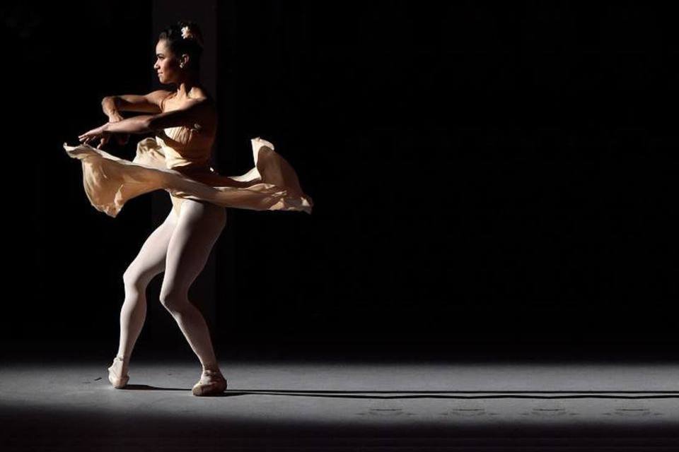 Bailarina se torna primeira "cisne" negra do Met de NY