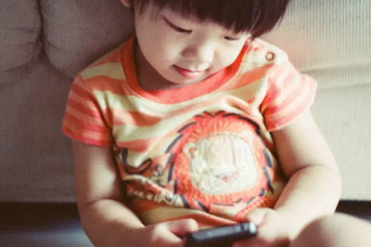 
	Crian&ccedil;a joga no celular: esse problema pode ter consequ&ecirc;ncias s&eacute;rias para as crian&ccedil;as
 (Getty Images)