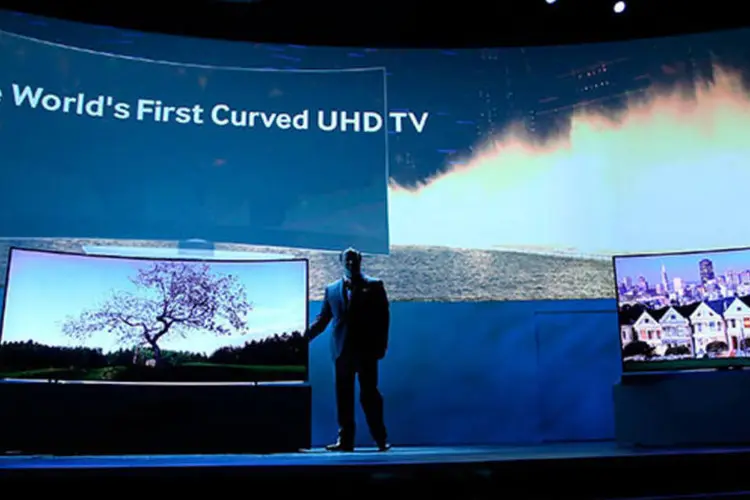 O vice-presidente da Samsung, Joe Stinziano, anuncia a TV curvável da marca na CES: a Samsung está tentando combater o declínio nas vendas de TVs focando-se em telas de ultra-alta definição  (Justin Sullivan/Getty Images)