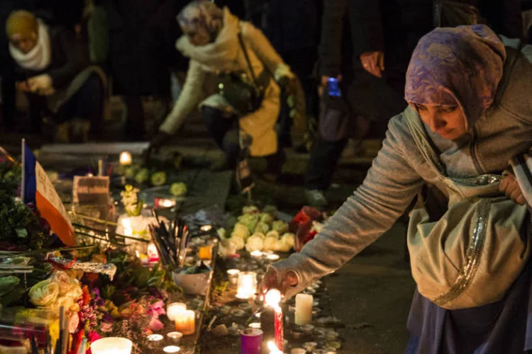 
	Mulher mu&ccedil;ulmana acende velas em homenagem aos mortos do ataque ao sat&iacute;rico Charlie Hebdo em Paris, Fran&ccedil;a
 (Getty Images)