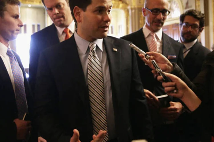 Senador republicano Marco Rubio conversa com membro da imprensa após discurso no 50º aniversário da declaração do presidente Lyndon B. Johnson da "guerra contra a pobreza" (Alex Wong/Getty Images)