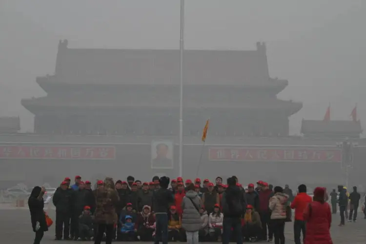 
	Pessoas visitam a Pra&ccedil;a Tiananmen rodeada por uma grossa camada de polui&ccedil;&atilde;o: &eacute; preciso reduzir a depend&ecirc;ncia das ind&uacute;strias pesadas para restringir a polui&ccedil;&atilde;o do ar
 (ChinaFotoPress/ChinaFotoPress via Getty Images)