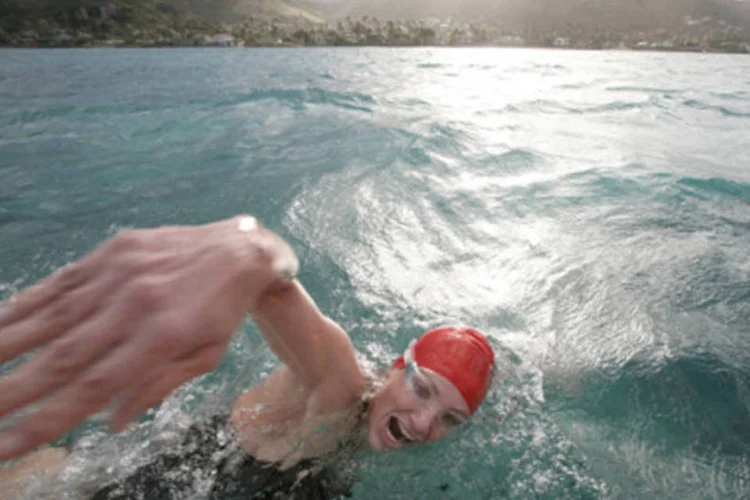 Pessoa nadando no mar: exercício moderadamente tem mais efeito quando o paciente não tem outra terapia (Getty Images)