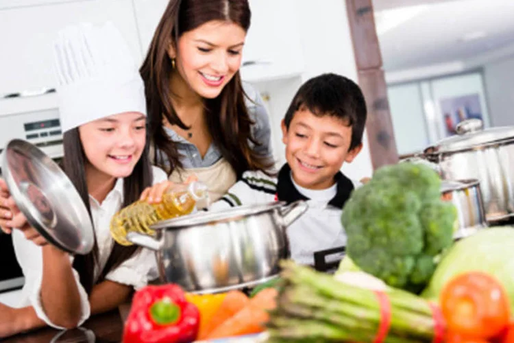 
	Alimenta&ccedil;&atilde;o: alimentos de dif&iacute;cil digest&atilde;o, como frituras, doces e carnes gordurosas, necessitam de muita energia do organismo para sua metaboliza&ccedil;&atilde;o, roubando a disposi&ccedil;&atilde;o para executar outras atividades
 (Getty Images)