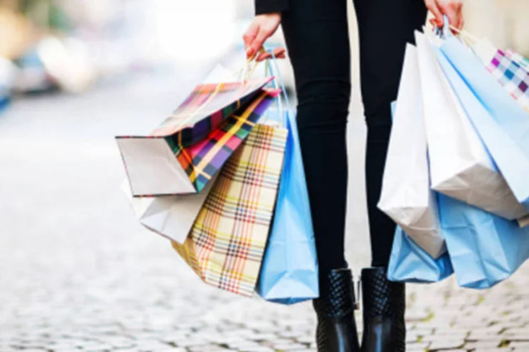 Ir às compras ou não? (Larissa Belova/Getty Images)