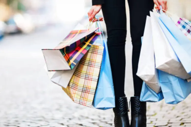 
	Mulher carrega compras: Psic&oacute;logo de Harvard constata que somos facilmente manipulados quando o assunto &eacute; dinheiro
 (Larissa Belova/Getty Images)