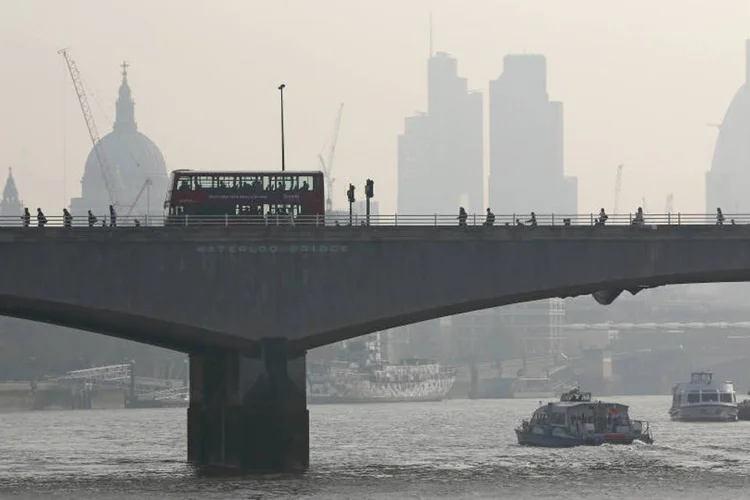 
	Londres: a pol&iacute;cia isolou a &aacute;rea e retirou os moradores que vivem em um raio de cem metros do local onde foi achada a bomba, no bairro de Bethnal Green
 (Reuters)