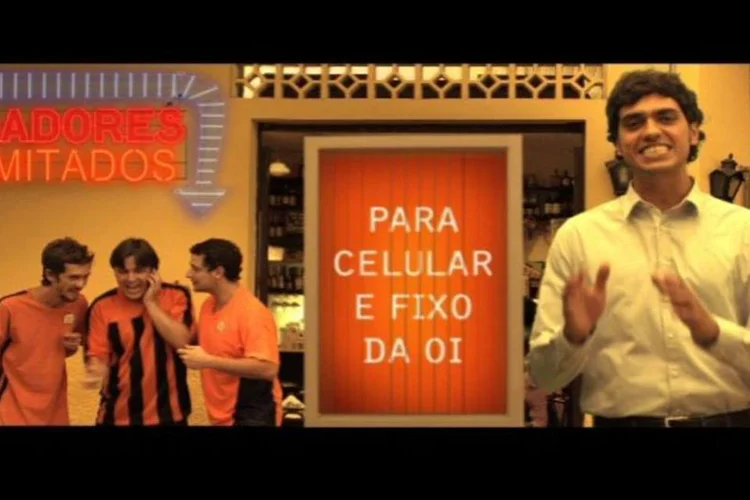 Peça brinca com a rivalidade entre torcedores de futebol ao mostrar um grupo de três amigos que ligam para provocar um quarto personagem, que torce pelo time perdedor (Reprodução)