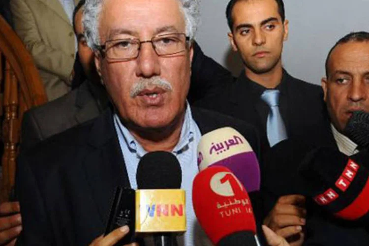 Hamma Hammami, líder do Partido Comunista dos Trabalhadores Tunisianos, conversa com jornalistas após um encontro que tentou, sem sucesso, chegar a um acordo sobre o nome do futuro premiê (FETHI BELAID/AFP)