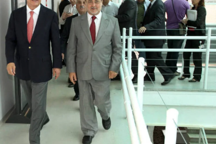 O governador de São Paulo, Geraldo Alckmin, e o secretário Estadual da Fazenda, Andrea Calabi (Divulgação/Governo de São Paulo)