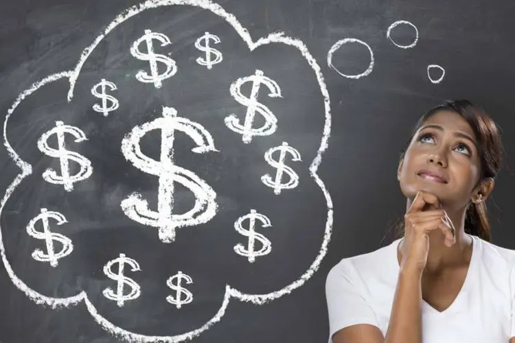Empreendedora pensando em dinheiro (Thinkstock)