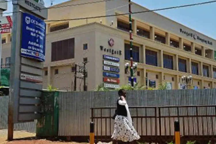 
	Mulher caminha em frente ao shopping Westgate: 67 pessoas morreram no ataque
 (Carl de Souza/AFP)