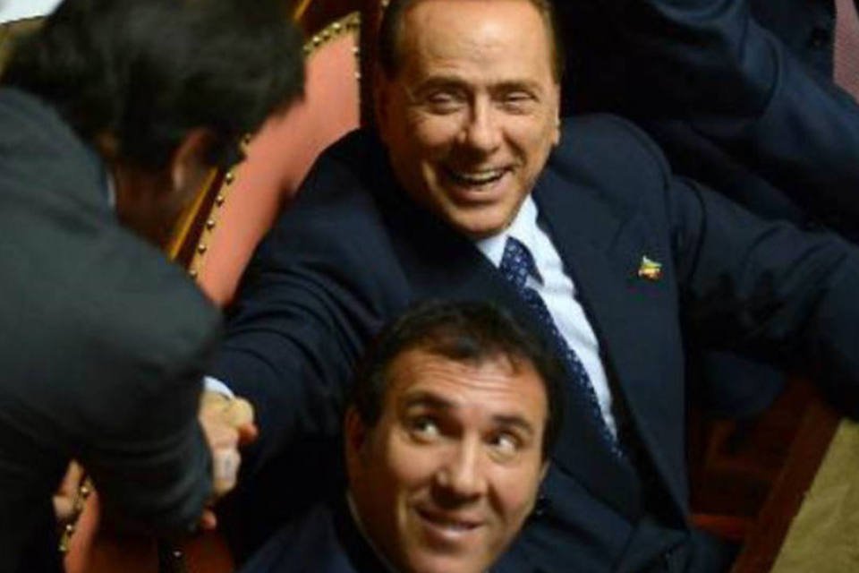 Recuo de Berlusconi salva governo do italiano Enrico Letta