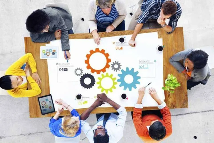 Empreendedores durante uma reunião (Thinkstock)