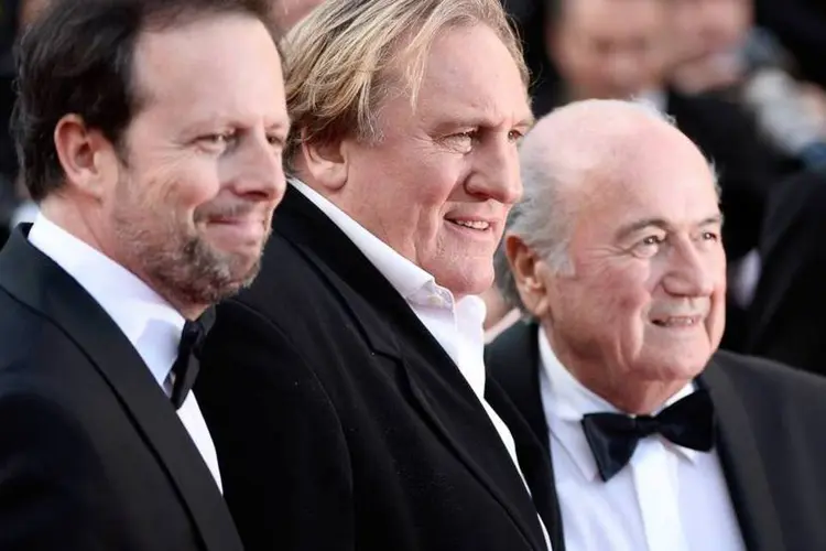 
	Joseph Blatter, o ator Gerard Depardieu e o diretor Frederic Auburtin em Cannes no ano passado
 (Ian Gavan/Getty Images)