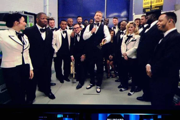 Justin Timberlake (c) recebe o prêmio Top Billboard 200 via satélite (Ethan Miller/Getty Images)
