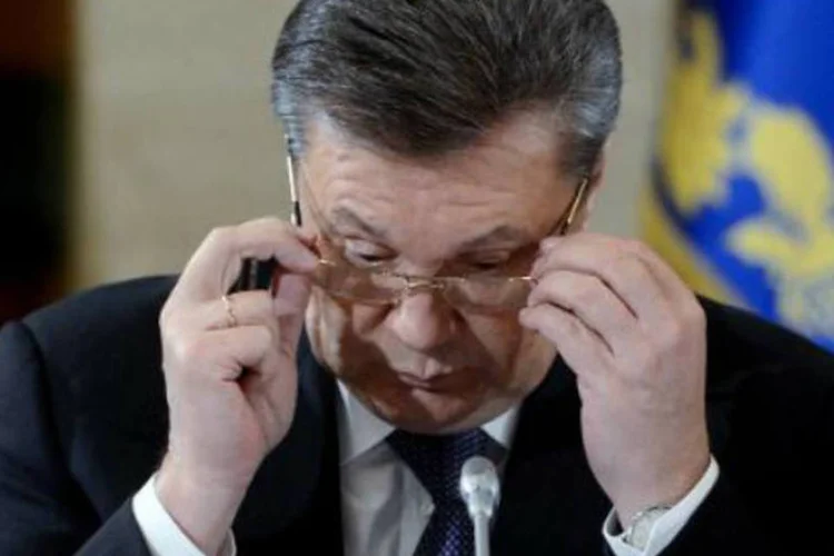 O presidente da Ucrânia, Viktor Yanukovych, em uma rodada de conversas com os líderes da oposição (Andrew Kravchenko/AFP)