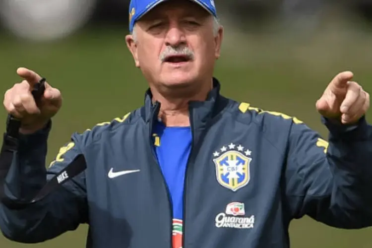 Luiz Felipe Scolari dá instruções em treino da seleção brasileira (Getty Images)