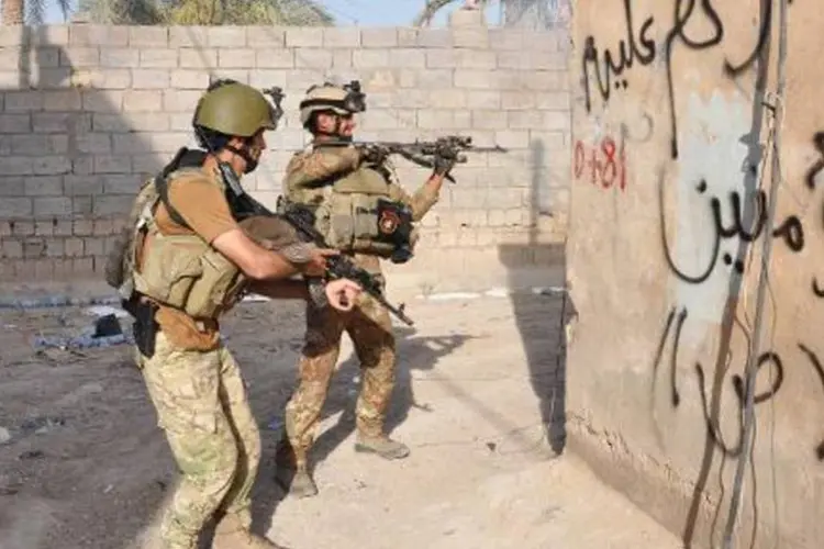 Forças de segurança iraquianas durante confronto com combatentes antigovernamentais em Ramadi, em 21 de maio de 2014 (AFP/Arquivos)