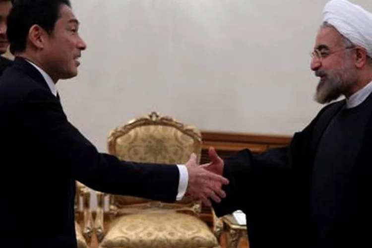 O presidente iraniano recebe o chanceler do Japão em 9 de novembro de 2013, em Teerã (Afp.com / ATTA KENARE)
