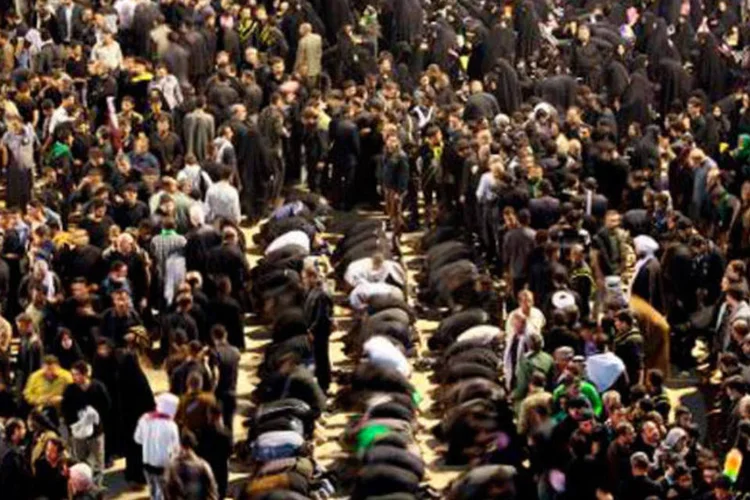 
	Mu&ccedil;ulmanos xiitas rezam em Kerbala, ao sul de Bagd&aacute;, no dia da Ashura: a data &eacute; marcada todos os anos por ataques violentos de grupos sunitas&nbsp;
 (Ali al-Saadi/AFP)