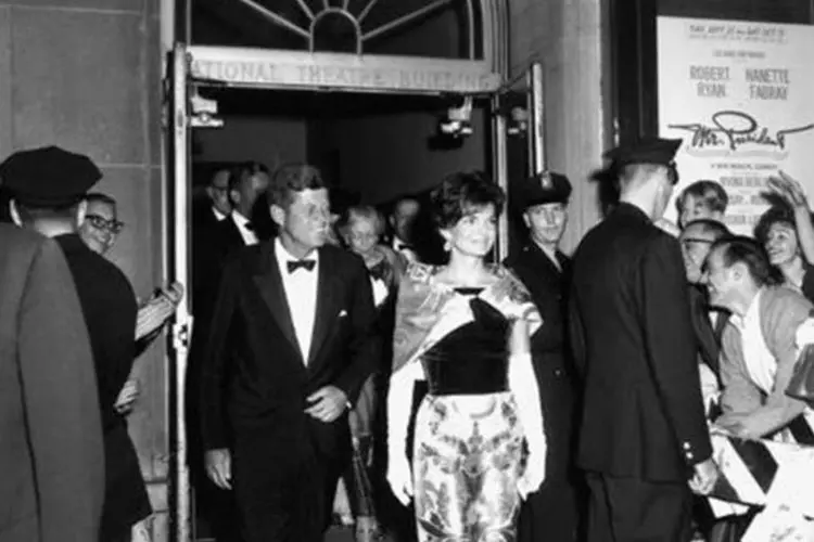 
	Foto de 25 de setembro de 1962 mostra o casal presidencial JFK e Jackie, em Washington: o &quot;mito Kennedy&quot; continua intacto no cora&ccedil;&atilde;o dos norte-americanos mesmo ap&oacute;s um s&eacute;culo
 (Abbie Rowe-NPS PHOTOGRAPHS/HO/AFP)