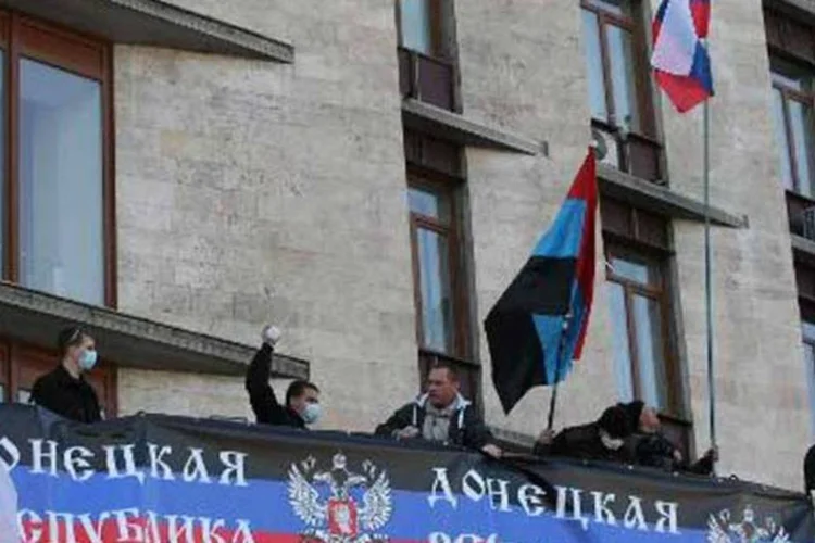 
	Manifestantes favor&aacute;veis &agrave; R&uacute;ssia invadiram edif&iacute;cios p&uacute;blicos em Donetsk, Karkhiv e Lugansk: por enquanto, n&atilde;o h&aacute; informa&ccedil;&otilde;es sobre feridos
 (Afp.com / Alexander Khudoteply)