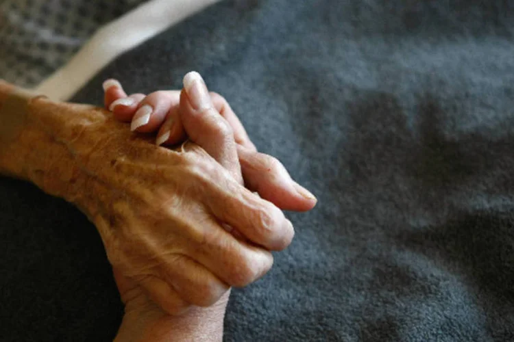
	M&atilde;os entrela&ccedil;adas: Internauta pergunta como o valor da indeniza&ccedil;&atilde;o &eacute; distribu&iacute;do entre marido, filhos e netos e se &eacute; poss&iacute;vel excluir benefici&aacute;rios
 (GETTY IMAGES)