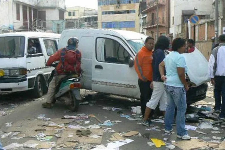 Pessoas caminham em rua de Madagascar: furacão atingiu a ilha (Wikimedia Commons)