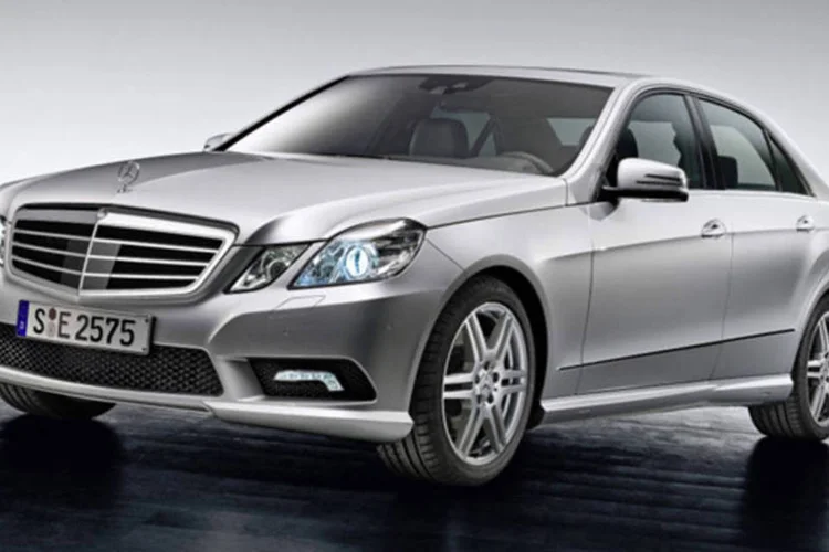 
	Mercedes-Benz E-Class: vazamento de &oacute;leo aumenta o risco de inc&ecirc;ndio e parada do motor
 (Divulgação)