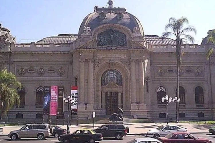 
	Santiago: a lama arrastada contaminou as usinas de produ&ccedil;&atilde;o de &aacute;gua pot&aacute;vel, o que for&ccedil;ou o corte do fornecimento de &aacute;gua pot&aacute;vel.
 (Wikimedia Commons)