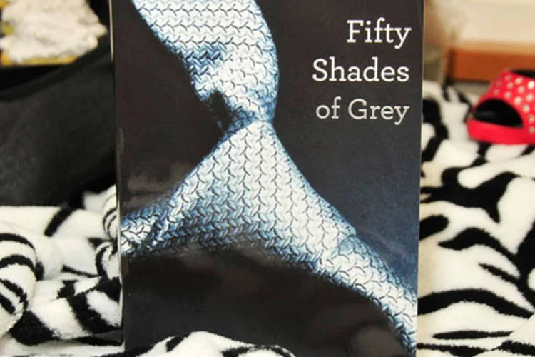 
	Livro 50 tons de cinza: a&nbsp;ideia se reflete em&nbsp;livros&nbsp;de grande &ecirc;xito no mercado atual, como a trilogia&nbsp;&quot;Fifty Shades of Grey&quot;&nbsp;(Cinquenta Tons de Cinza), de E.L James
 (Ben Gabbe/Getty Images)