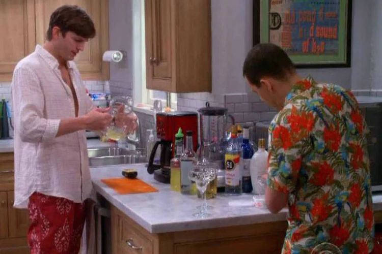 51 em "Two and a Half Men": não é a primeira vez que Cia Müller de Bebidas promove esta ação de marketing (Reprodução)