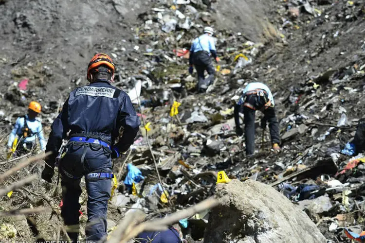 
	Resgate no local do acidente com o Airbus da Germanwings: se estiverem intactos, os registros devem apresentar dados sobre todo o per&iacute;odo de voo
 (Reuters)