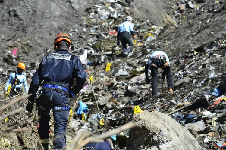 
	Resgate no local do acidente com o Airbus da Germanwings: se estiverem intactos, os registros devem apresentar dados sobre todo o per&iacute;odo de voo
 (Reuters)