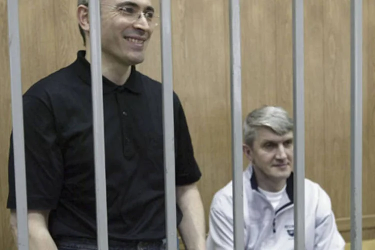 Mikhail Khodorkovsky (em pé) e seu sócio Platon Lebedev na época do primeiro julgamento, em 2004   (Oleg Nikishin/Getty Images)