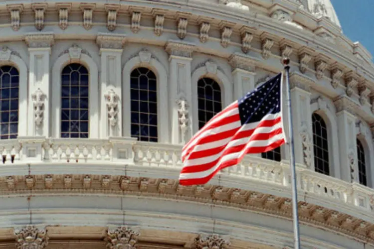 
	Bandeira dos Estados Unidos &eacute; vista em frente ao Senado americano: a reforma migrat&oacute;ria &eacute; uma das maiores prioridades do presidente Barack Obama para seu segundo mandato.
 (Alex Wong/Getty Images)