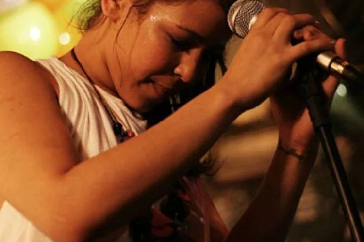 Flora Matos diz escrever cerca de 100 músicas por ano (Creative Commons)