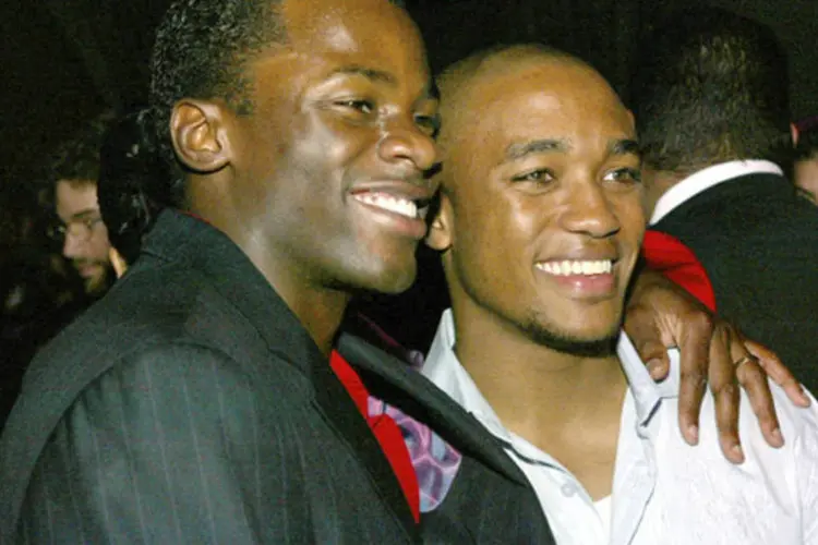 Ator Lee Thompson Young com Derek Luke, a direita, durante a estréia da série Friday Night Lights em Los Angeles, em 2004 (Kevin Winter/Getty Images)