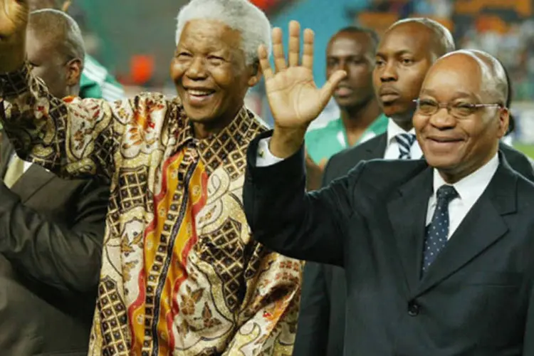 
	O presidente da &Aacute;frica do Sul, Jacob Zuma, e o ex-presidente Nelson Mandela juntos em evento em 2004
 (Touchline/Getty Images)