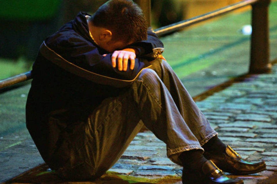 Crise econômica aumenta risco de suicídio, diz psiquiatra